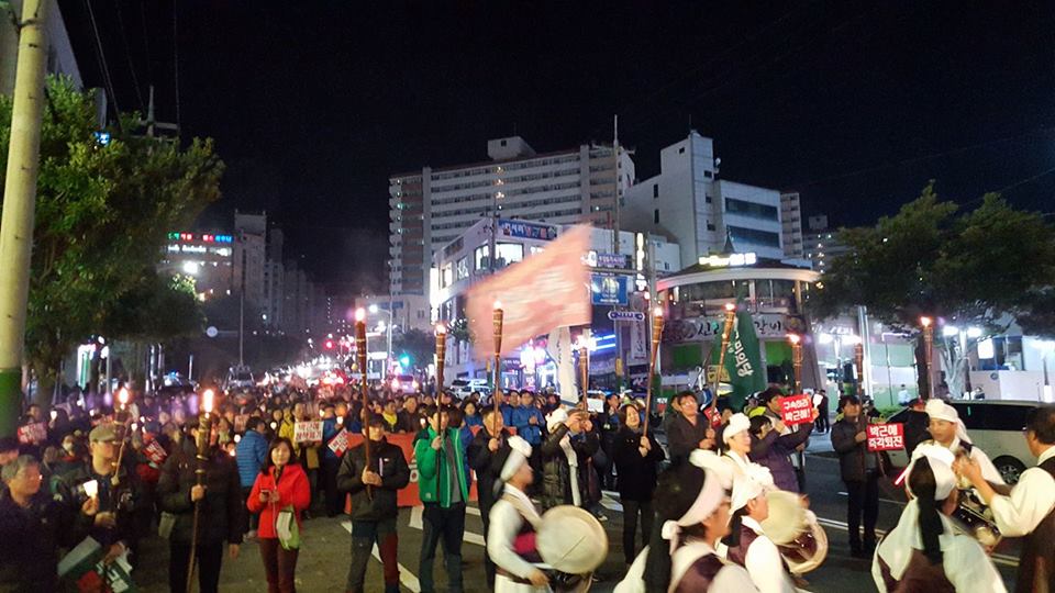  3일 여수시 여서동 정보고 사거리에서 횃불과 함께 열린 박근혜 퇴진 촛불 집회 현장