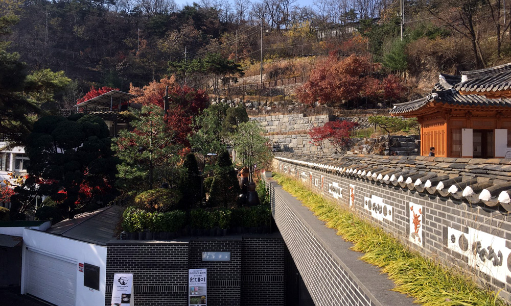  청운문학도서관 옆, 저 아름다운 집에는 누가 살고 있을까?