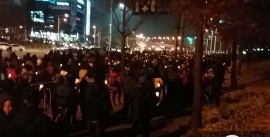 최대 인파가 운집해 '박근혜 구속'을 외치며 시가행진을 했다. 