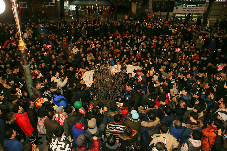이재명 성남시장의 '청와대 앞 강제소환 연설'에 모인 수백명의 시민들