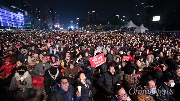 3일 오후 광화문광장에서 '박근혜 즉각퇴진의 날' 촛불집회가 열리고 있다.