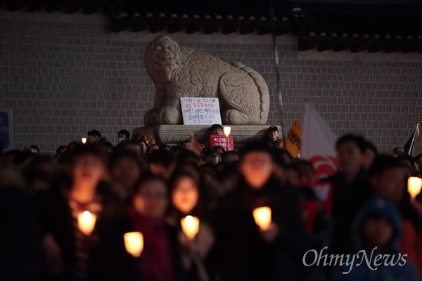  2016년 12월 3일 서울 광화문광장에서 촛불집회가 열리고 있다.