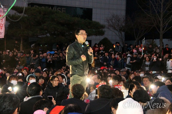방송인 김제동 씨가 4일 오후 대전 서구 갤러리아타임월드 백화점 앞에서 대전시민과 함께 만민공동회를 열었다. 이날 집회에는 대전시민 4만명이 몰렸다.  만민공동회 이후에는 시국대회와 거리행진이 이어졌다.