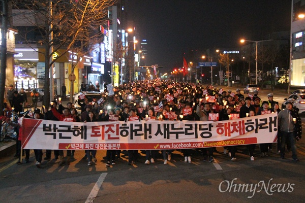 방송인 김제동 씨가 4일 오후 대전 서구 갤러리아타임월드 백화점 앞에서 대전시민과 함께 만민공동회를 열었다. 이날 집회에는 대전시민 4만명이 몰렸다.  만민공동회 이후에는 시국대회와 거리행진이 이어졌다.