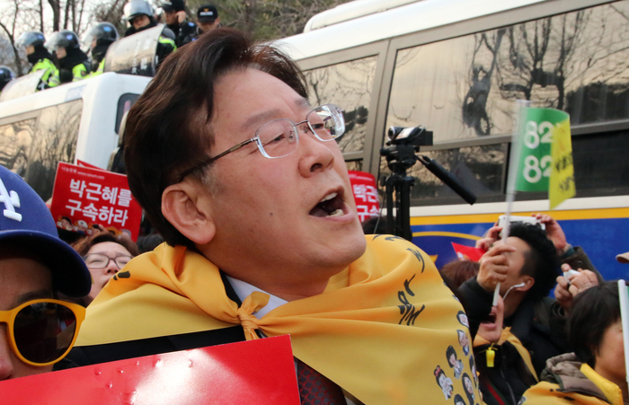 이재명 성남시장이 청와대 100m 앞에서 "박근혜 퇴진"을 외치고 있다.