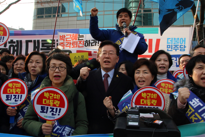 '더불어민주당 박근혜 대통령 퇴진 서명운동'에 참석해 구호를 외치고 있는 이재명 성남시장