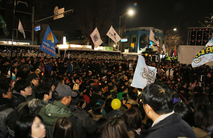 이재명 성남시장의 '청와대 앞 강제소환 연설'에 모인 수백명의 시민들