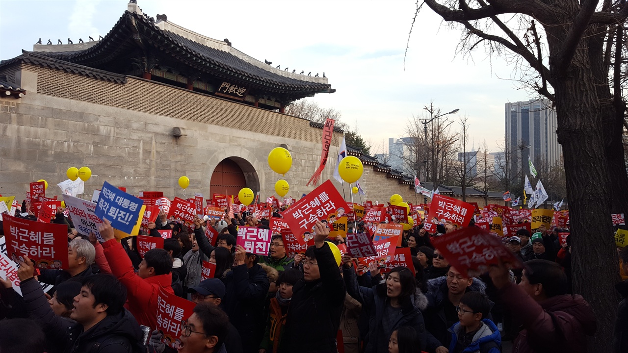 지난 3일 열린 제6차 박근혜 퇴진 범국민집회에서 시민들이 경복궁 영추문 일대를 지나며 박근혜 대통령의 퇴진을 외치고 있다.