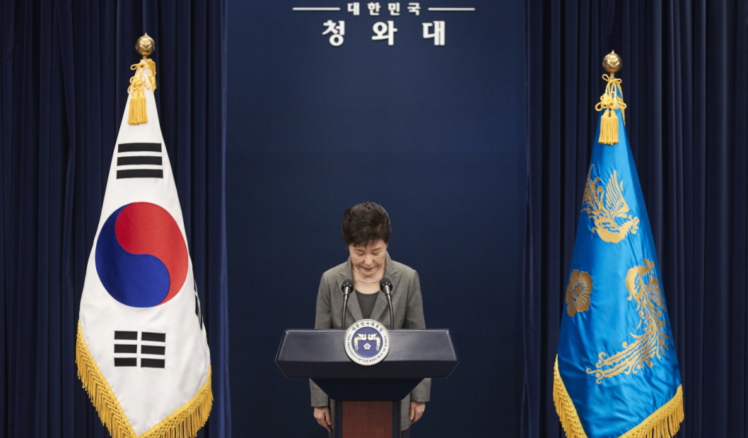 지난 11월 29일 박근혜 대통령이 제3차 대국민담화를 발표하며 고개 숙여 사과하고 있다.