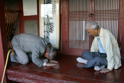 스승과 제자간 이승에서 마지막 작별 인사(2006. 9. 당시 은사님은 93세였다.)