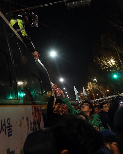 지난 3일 박근혜 대통령 퇴진을 요구하며 시민들이 광화문에서 청와대 방향으로 행진을 벌였다. 시위중 환자가 발생하자 경찰이 시민들의 요청에 의해 환자의 보온을 위한 핫팩을 전달하고 있다.