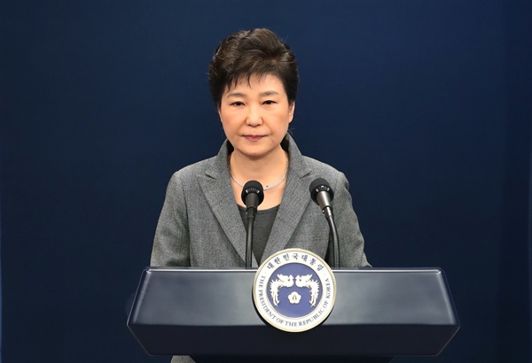 박근혜 대통령이 29일 오후 청와대 춘추관 대브리핑실에서 제3차 대국민담화를 발표한 뒤 굳은 표정을 보이고 있다. 