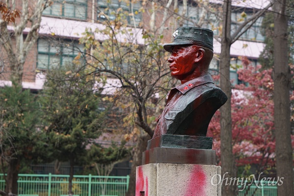 지난 4일 서울시 영등포구 문래근린공원에 위치한 박정희 흉상이 훼손됐다. 박정희의 얼굴과 계급장 그리고 군복엔 빨간색 락카가 칠해졌고, 흉상을 떠받치고 있는 좌대에는 '철거하라'는 문구가 새겨졌다.