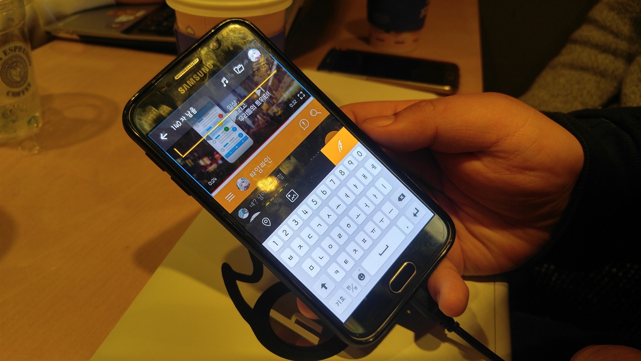 서동길 씨가 팔레트 앱의 '듀얼 윈도우' 기능을 시연해보이고 있다.