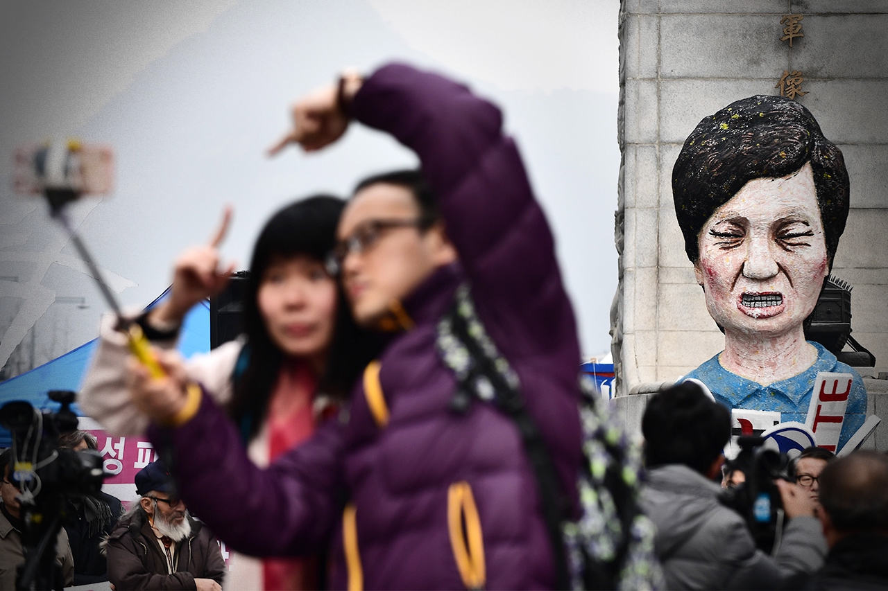 5일 오전 서울 광화문 광장을 찾은 중국인 관광객 커플이 광화문광장 '블랙리스트 예술인'들이 만든 박근혜 대통령 모형을 배경으로 기념사진 촬영를 하고 있다.