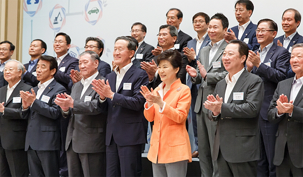 2015년 7월 24일, 대기업 총수들이 참석한 가운데 열린 '창조경제혁신센터장 및 지원기업 대표 간담회' 모습.
