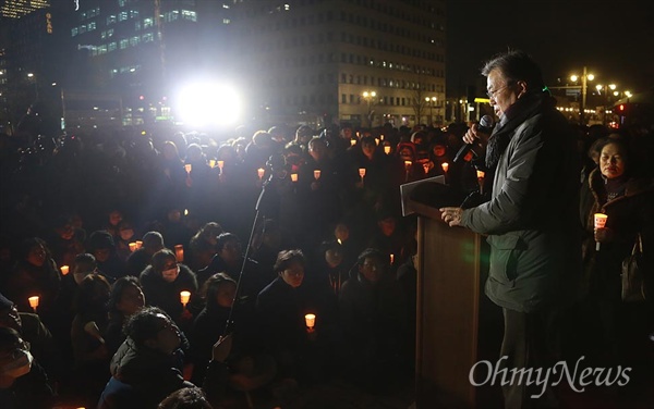  문재인 전 더불어민주당 대표가 5일 오후 서울 여의도 국회 앞에서 열린 '국민과 함께 하는 국회 앞 여의도 촛불'에 참석해 "야당 전원은 의원직 사퇴할 각오로 박근혜 대통령 탄핵 가결에 나서야 하고 새누리당도 주저없이 탄핵에 동참해야 한다"고 촉구하고 있다.