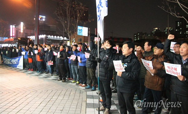 600여명의 대전촛불시민들이 5일 오후 박근혜 호위무사를 자처하고 있는 이장우(대전 동구) 새누리당 의원 사무실 앞에서 규탄대회를 열어 '사퇴'를 촉구했다. 이들은 또 거리행진을 통해 중구 은행동 새누리당대전시당사 앞으로 이동한 뒤 '새누리당 해체 촉구 촛불집회'를 진행했다.