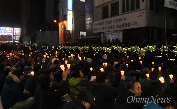 600여명의 대전촛불시민들이 5일 오후 박근혜 호위무사를 자처하고 있는 이장우(대전 동구) 새누리당 의원 사무실 앞에서 규탄대회를 열어 '사퇴'를 촉구했다. 이들은 또 거리행진을 통해 중구 은행동 새누리당대전시당사 앞으로 이동한 뒤 '새누리당 해체 촉구 촛불집회'를 진행했다.