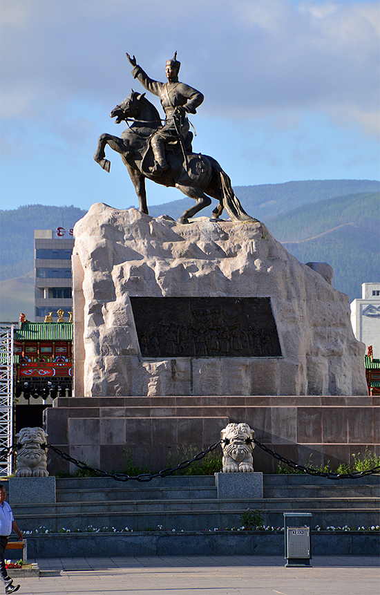 수흐바타르 동상. 몽골 독립의 영웅인 수흐바타르가 칭기즈칸 광장 한복판에 서 있다.