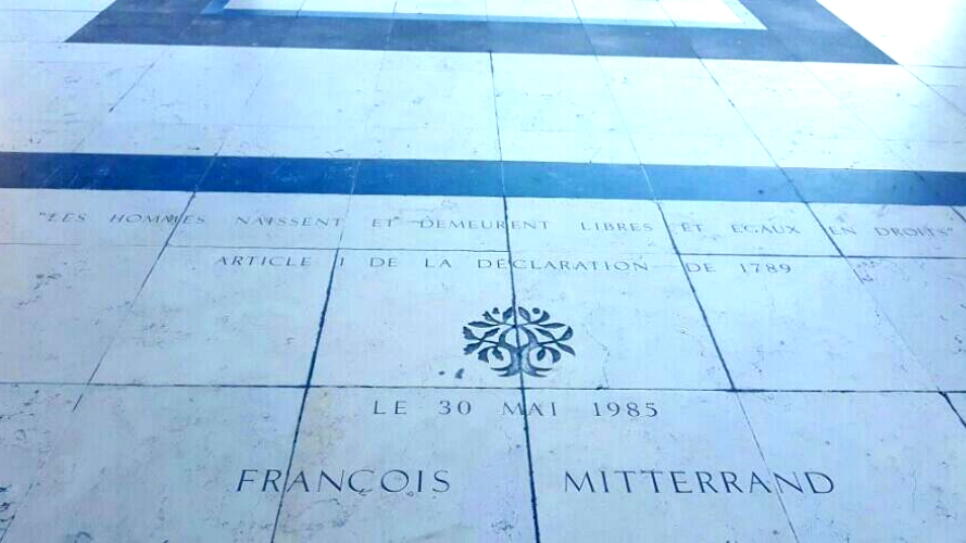 인간은 자유롭고 평등하게 태어나서 살아간다고 적힌 문구 아래, 광장을 명명한 프랑스의 전 대통령 프랑수와 미테랑의 이름이 적혀있다. 