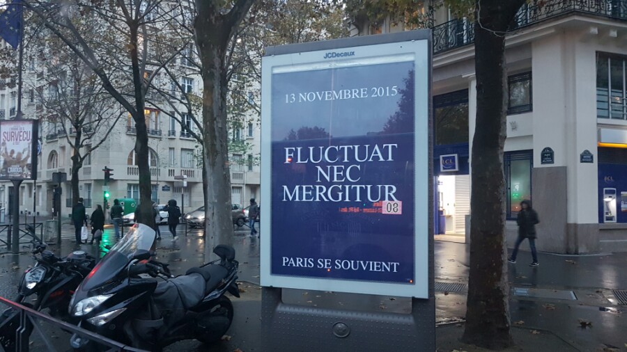 "흔들릴지언정, 가라앉지 않는다"라고 적혀있는 파리시의 문구와 파리는 잊지 않는다라는 광고판이 테러 1주년 파리 전역에 부착됐다. 