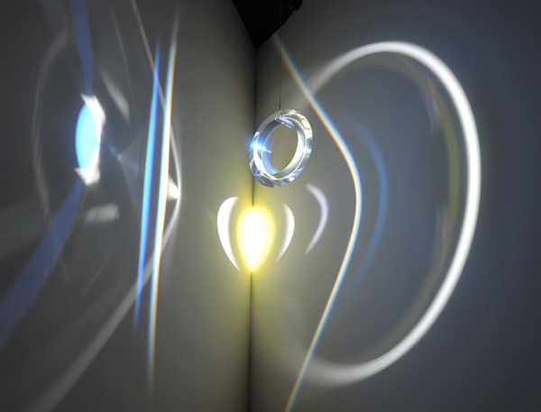올라퍼 엘리아슨 I '당신의 미술관 경험을 위한 준비(Your museum primer)' 아크릴 프리즘 고리, 필터 처리된 노란색, 스포트라이트, LED 조명, 모터, 전선 가변크기 2014