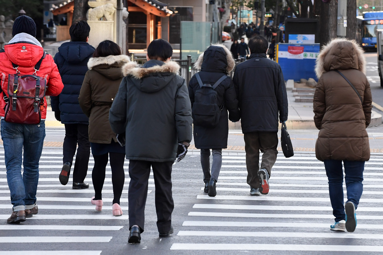 수도권 지역에 한파주의보가 내려진 6일 오전, 시민들이 두터운 옷을 입고 서울 광화문네거리 횡단보도를 건너고 있다.