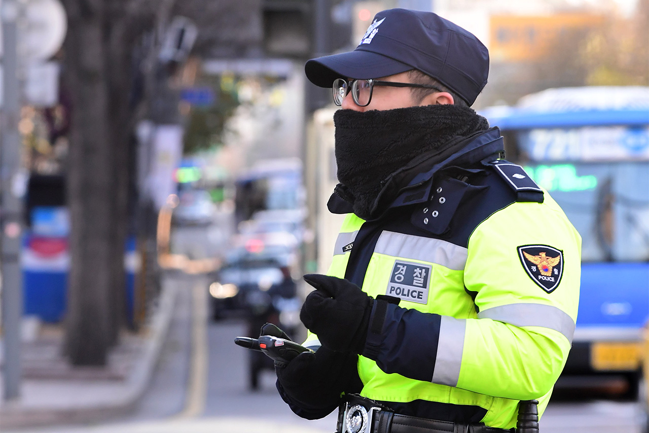 수도권에 한파주의보가 내려진 6일 오전, 두터운 옷을 입은 한 의경이 서울 광화문 광장에서 경계근무를 서고 있다. 