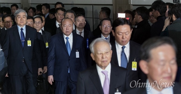 재벌총수 9명이 6일 오전 국회에서 열리는 '박근혜 정부의 최순실 등 민간인에 의한 국정농단 의혹 사건 진상 규명을 위한 국정조사 특별위원회' 1차 청문회에 출석하기 위해 대기실을 나와 청문회장으로 향하고 있다.