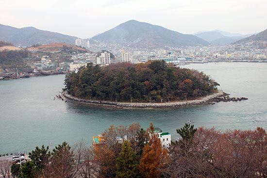 돌산공원에서 바라본 이량 장군 유적지 장군도