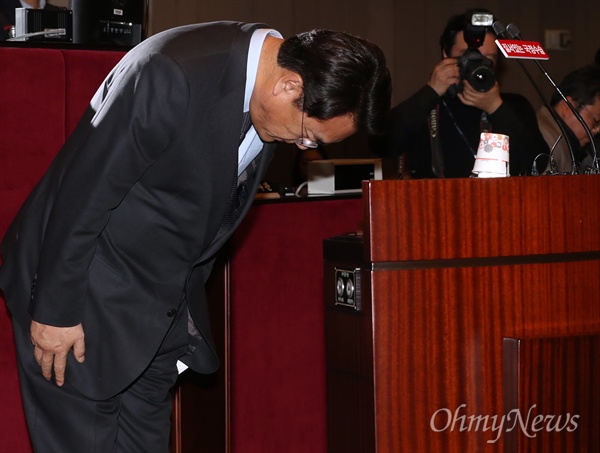 정진석 새누리당 원내대표가 6일 의원총회에서 박근혜 대통령과 회동 결과를 설명한 뒤 인사하고 있다. 