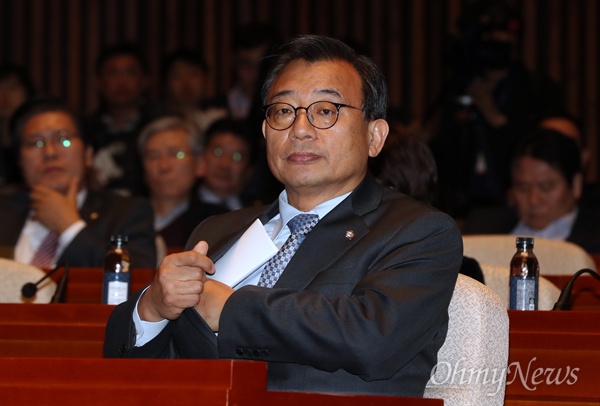 이정현 새누리당 대표가 6일 박근혜 대통령과 회동을 마친후 국회에서 열린 의원총회에 참석해 생각에 잠겨 있다. 