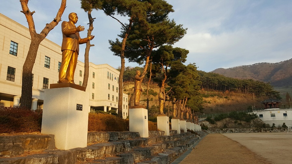 한서대학교 대운장에 설치된 역대 대통령 동상