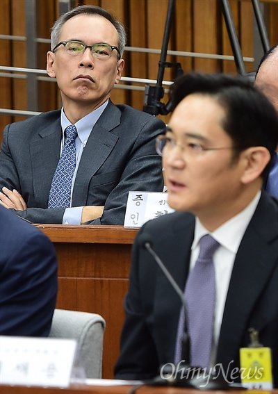 주진형 전 한화투자증권 대표이사가 작년 12월 6일 국회에서 열린 '박근혜 정부의 최순실 등 민간인에 의한 국정농단 의혹사건 진상규명을 위한 국정조사 특별위원회' 1차 청문회에서 생각에 잠겨 있다.