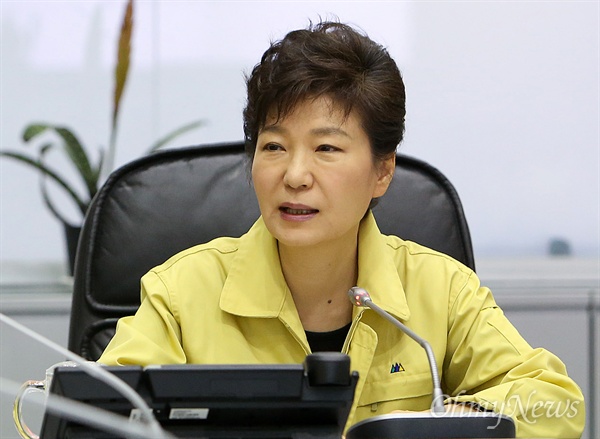박근혜 대통령이 세월호참사 당일인 지난 2014년 4월 16일 오후 정부서울청사의 중앙재난안전대책본부를 찾아 세월호참사 상황을 보고 받고 있다.