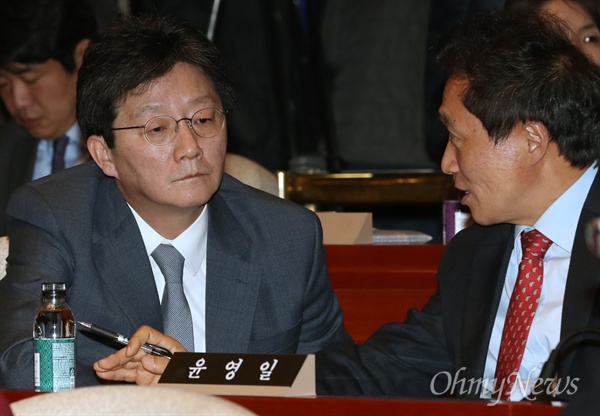 새누리당 유승민 의원이 6일 박근혜 대통령과 당 지도부 회동 후 열린 의원총회에서 이학재 의원과 대화를 나누고 있다.