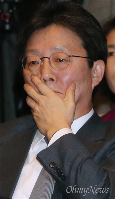 유승민 새누리당 의원이 지난6일 박근혜 대통령과 당 지도부 회동 후 열린 의원총회에서 생각에 잠겨 있다.