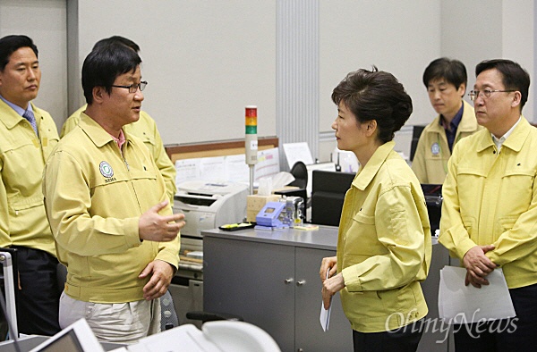 박근혜 대통령이 세월호참사 당일인 지난 2014년 4월 16일 오후 정부서울청사의 중앙재난안전대책본부를 찾아 세월호참사 상황을 보고 받고 있다.