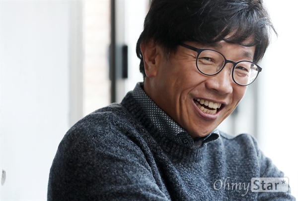 박철민, '커튼콜'의 희노애락 영화 <커튼콜>에서 철구 역의 배우 박철민이 6일 오후 서울 신사동의 한 카페에서 인터뷰에 앞서 포즈를 취하고 있다.