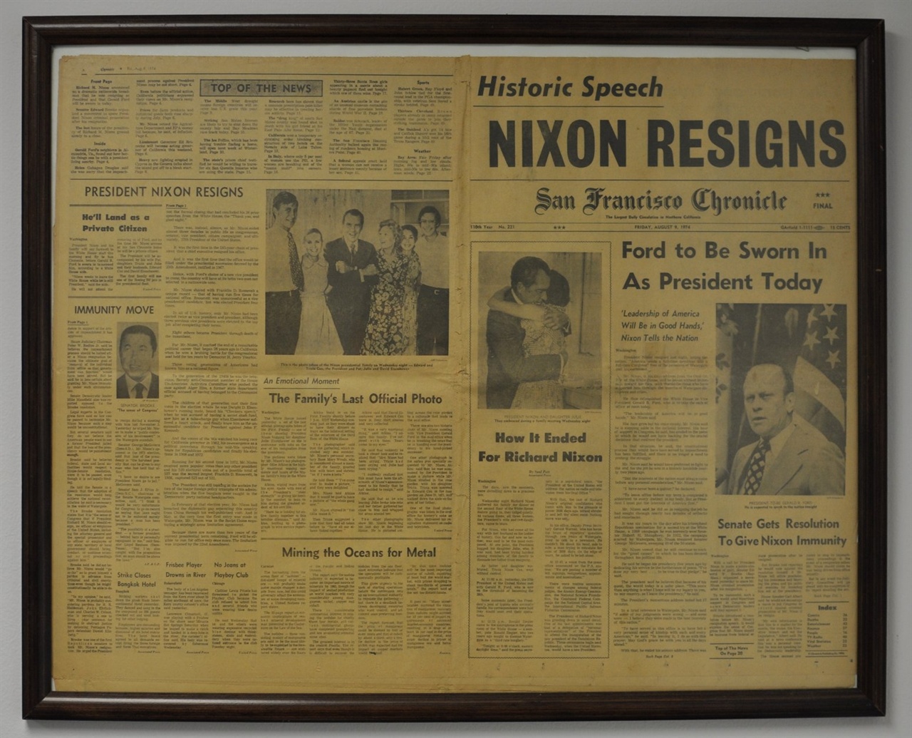 닉슨 사임(Nixon Resign) 기사를 다룬 1974년 8월 9일 자 샌프란시스코 크로니컬(San Francisco Chronicle). 기자의 사무실 벽면에 액자로 걸려 있다. 