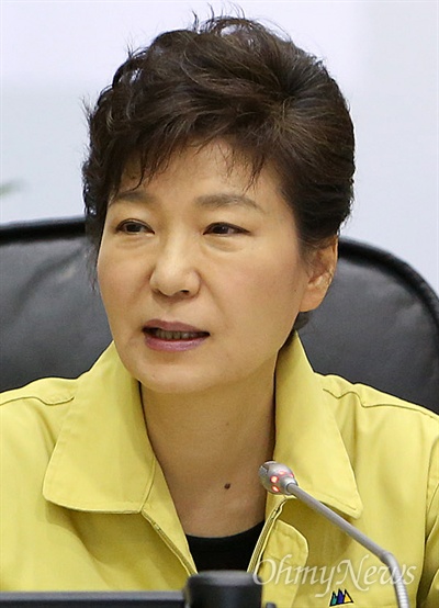 박근혜 대통령이 세월호참사 당일인 지난 2014년 4월 16일 오후 정부서울청사의 중앙재난안전대책본부를 찾아 세월호참사 상황을 보고 받고 있다.