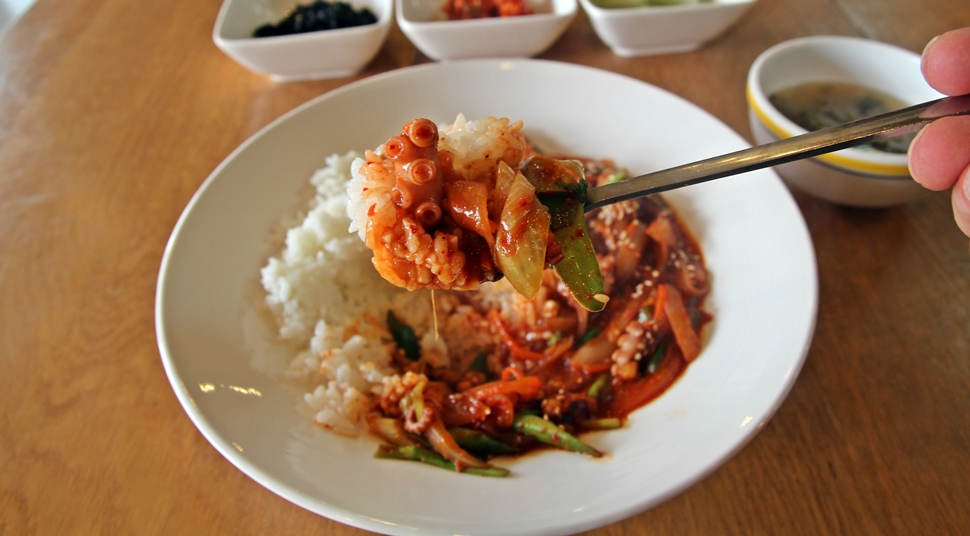 제철낙지로 만든 힘의 상징인 낙지비빔밥은 참 맛깔지다. 
