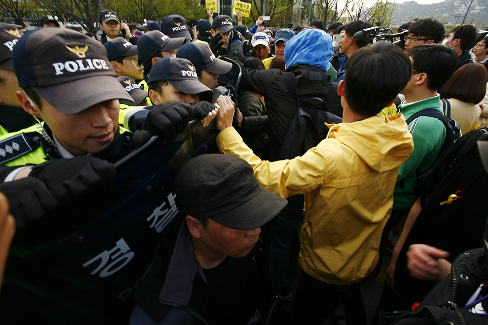 세월호 1주기 직후인 2015년 4월18일 서울 광화문 일대는 전쟁터를 방불케했다. 당시는 세월호 특별법 시행령을 두고 논란이 일고 있었고 세월호 유가족들은 시행령 폐기를 주장하며 광화문에서 농성에 들어갔다. 이러자 경찰은 유가족들을 차벽으로 고립시키고 시민들의 접근을 막았다. 