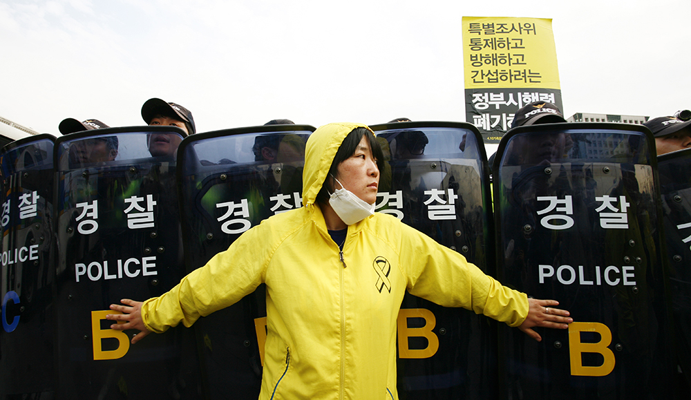 '예은 엄마' 박은희씨는 2015년 4월18일 당시 경찰의 방패에 맞서고 있었다. 