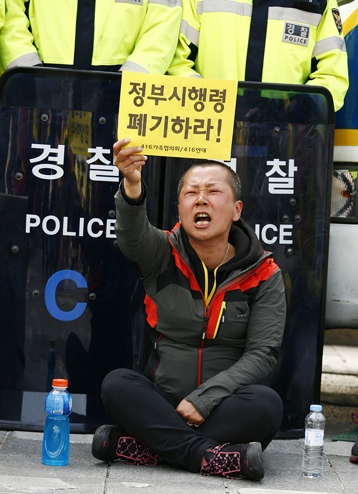 '영석 엄마' 권미화씨는 거리에 주저 앉아 경찰의 탄압에 거세게 항의했다. 