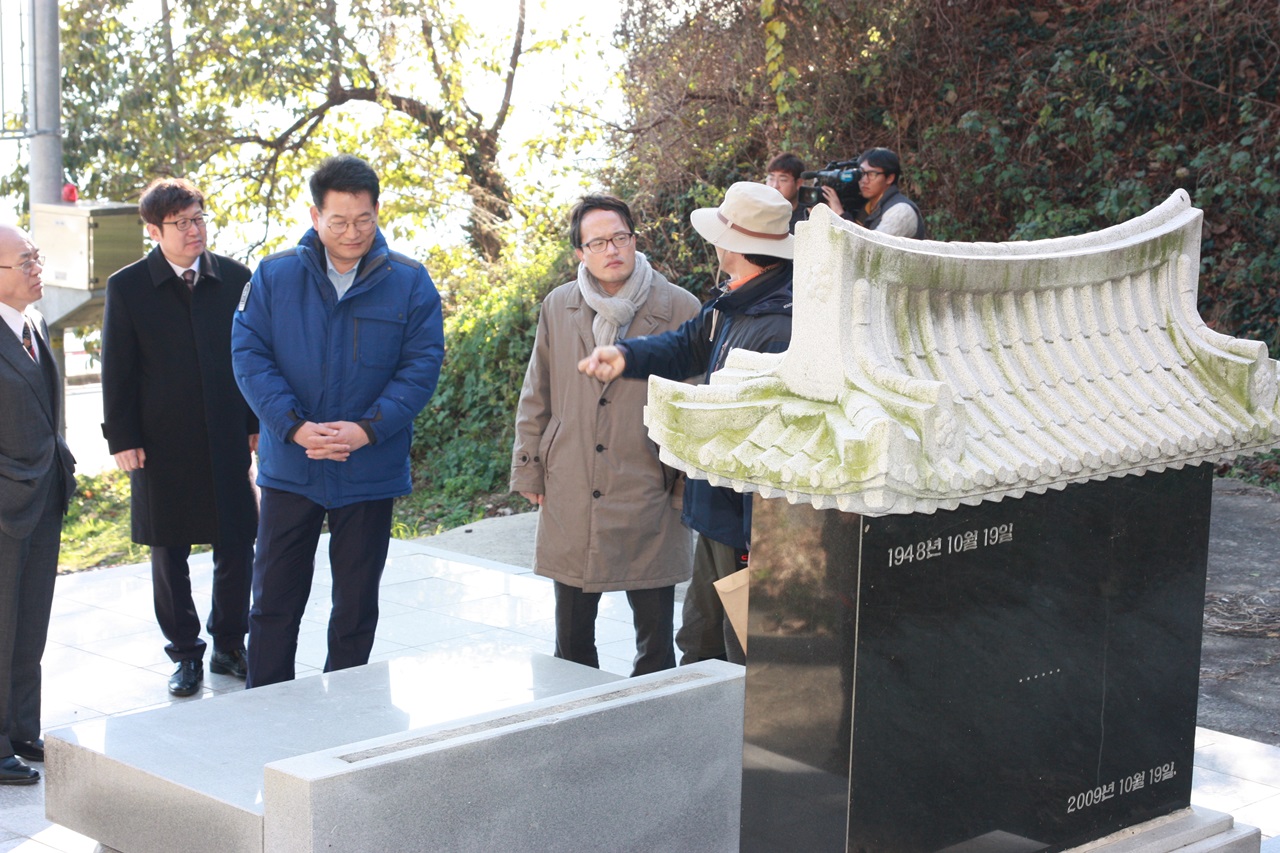 6일 더불어 민주당 송영길, 박주민 의원이 여수만성리에 위치한 '여순사건 희생자 위령비'를 찾아 설명을 듣고 있다.