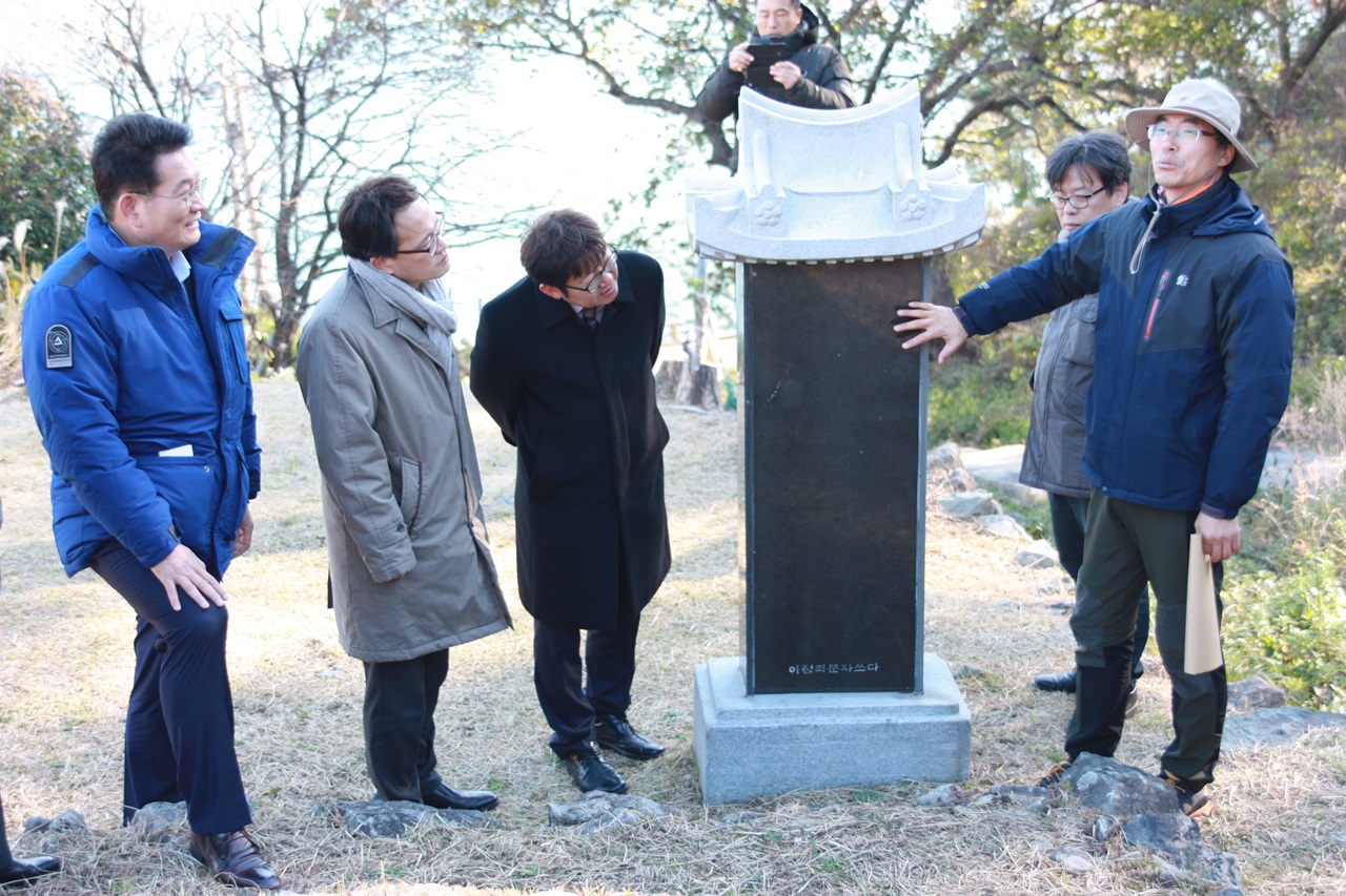 6일 더불어 민주당 송영길, 박주민 의원이 여수 만성리에 위치한 여순사건때 희생된 125명이 묻힌 형제묘를 찾았다. 비문 뒷면에는 여순사건으로 피해를 당한 가족이 또다른 피해를 우려해 비문을 덮어 버렸다. 