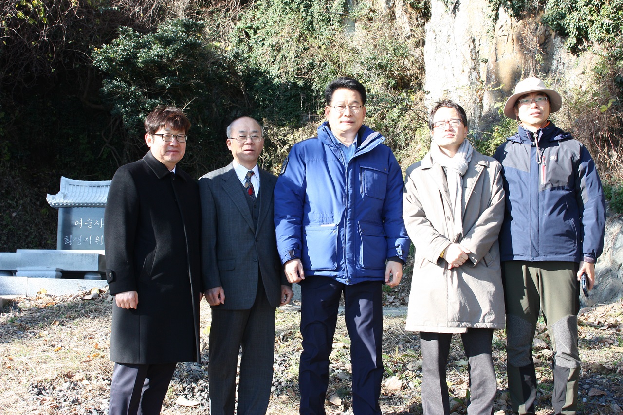  여순사건 위령비에 추념후 한컷. 좌측부터 주철희 박사, 박주민 의원, 송영길 의원, 정한수 목사, 박정영 원장의 모습