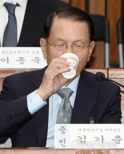 김기춘 전 청와대 비서실장이 7일 오전 국회에서 열린 최순실 국정농단 의혹 진상규명을 위한 국정조사 특위 2차 청문회에 증인으로 출석해 답변도중 목을 축이고 있다. 